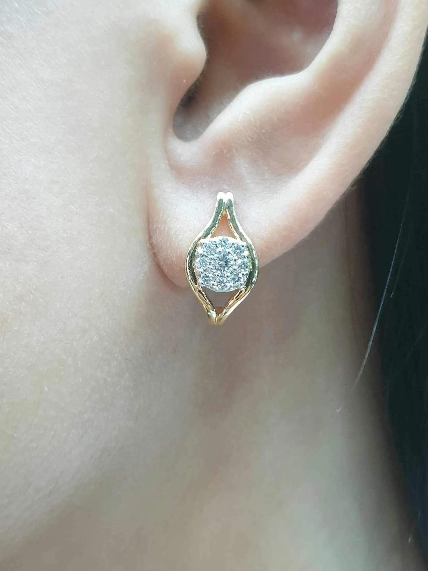 #LVNA2024 | Golden Leaf Round Cluster Diamond Earrings 18kt